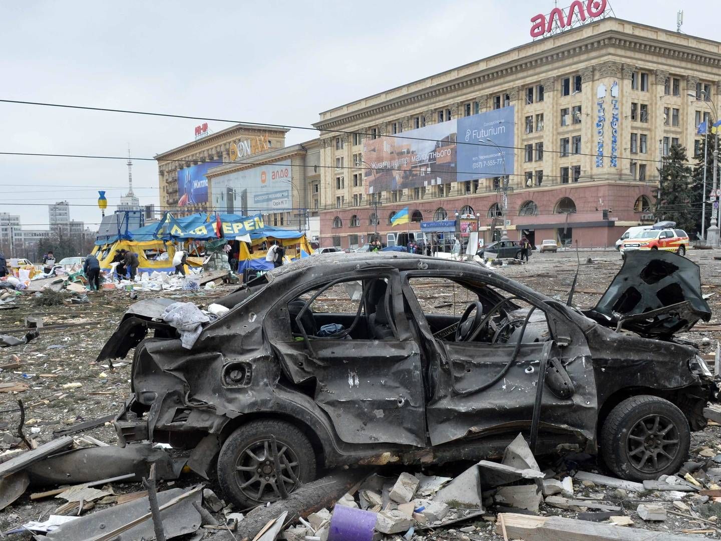 Rådhuspladsen i den næststørste ukrainske by, Kharkiv, efter et russisk bombardement natten til tirsdag. | Foto: SERGEY BOBOK/AFP / AFP