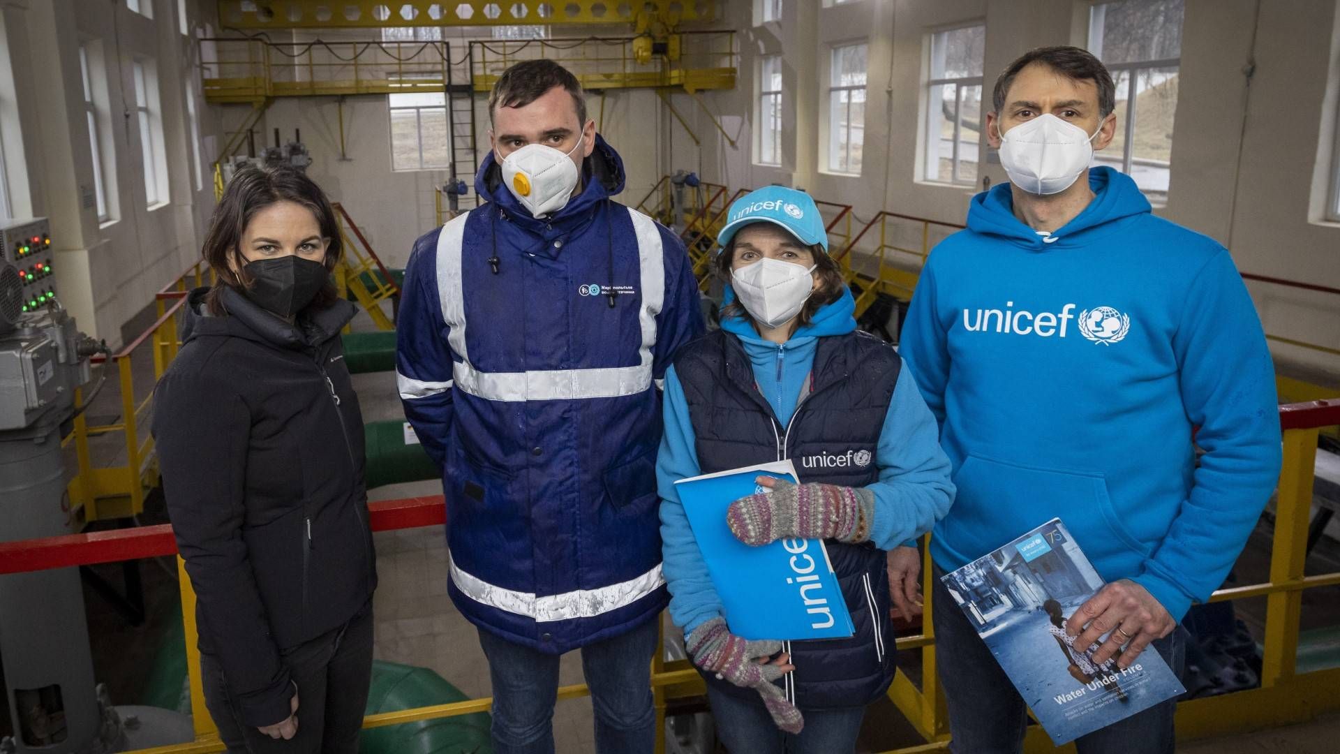 Bundesaußerministerin Annalena Baerbock besuchte im Februar eine auch mit KfW-Mittel renovierte Wasserpumpstation in der Ukraine. | Foto: picture alliance / photothek | Thomas Koehler