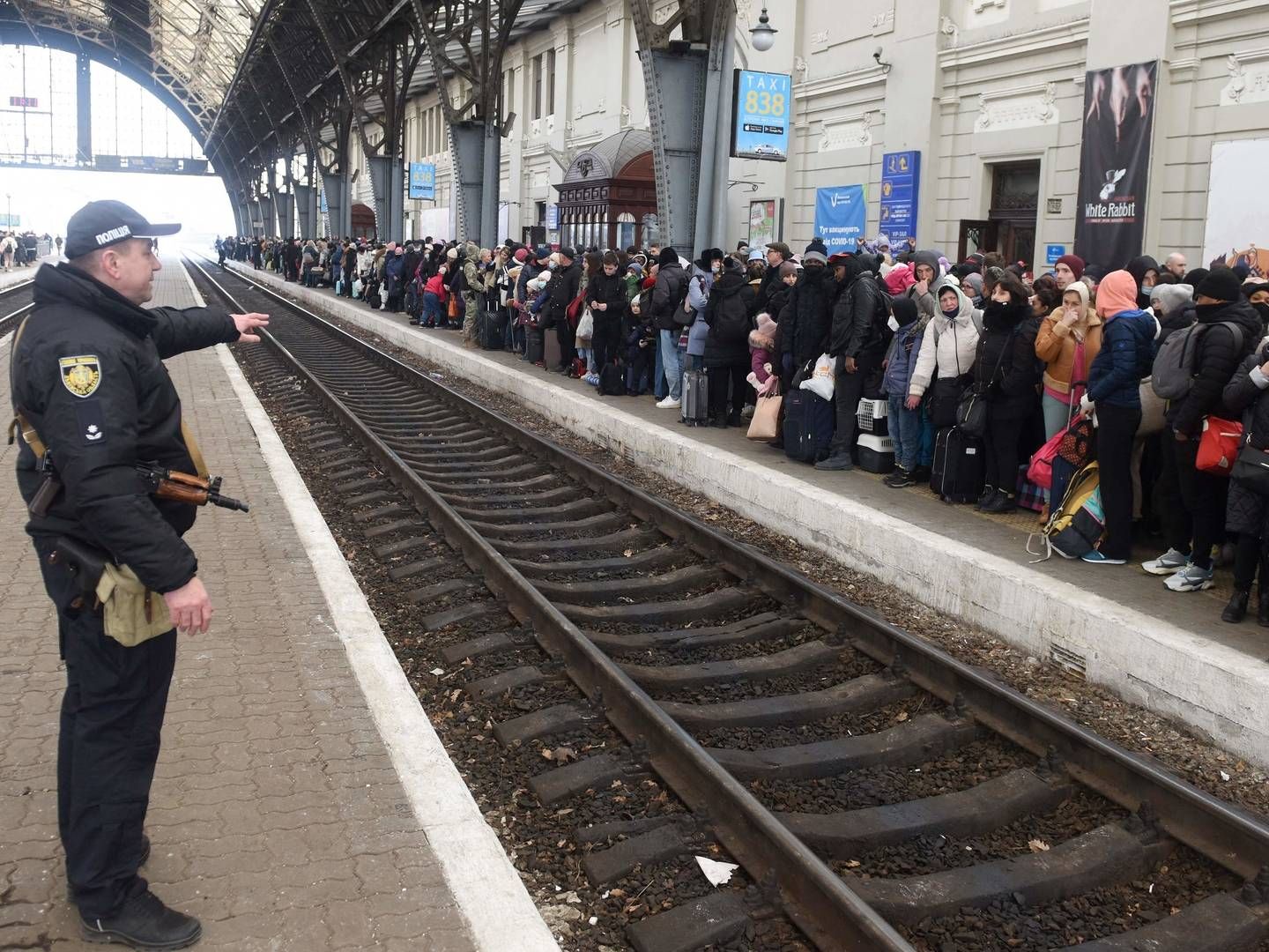 Flygtninge venter på tog til Polen på stationen i Lviv. | Foto: YURIY DYACHYSHYN/AFP / AFP