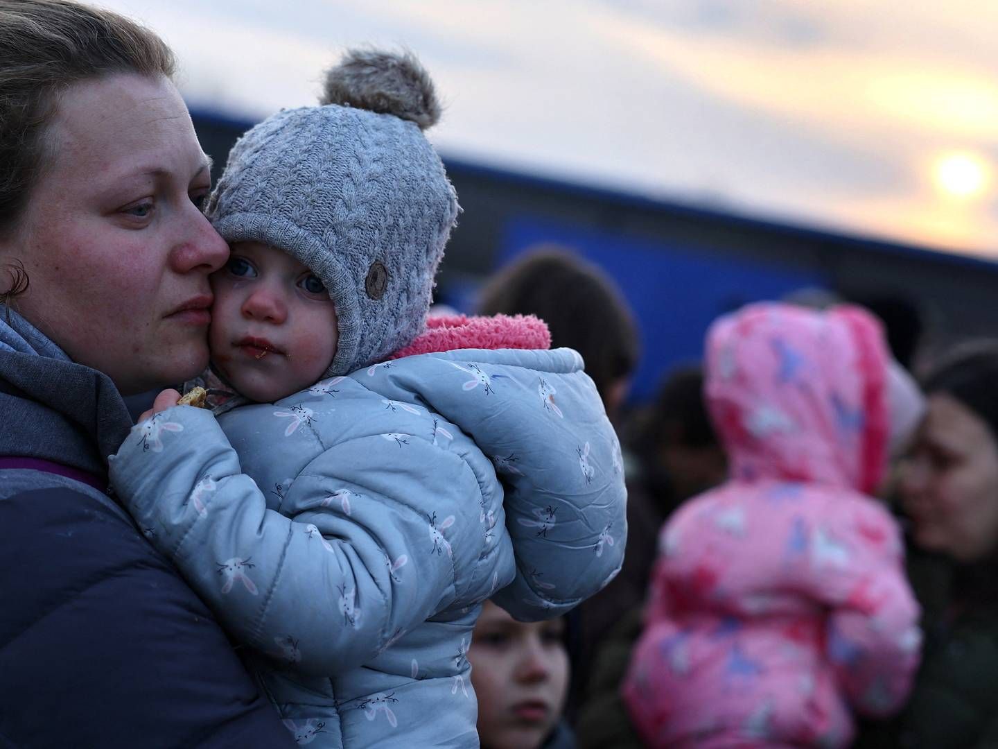 En ukrainsk kvinde på flugt sammen med sit barn i den polske by Przemysl. De er blandt de foreløbigt 660.000 ukrainere, der er flygtet under den russiske invasion. | Foto: KAI PFAFFENBACH/REUTERS / X00446