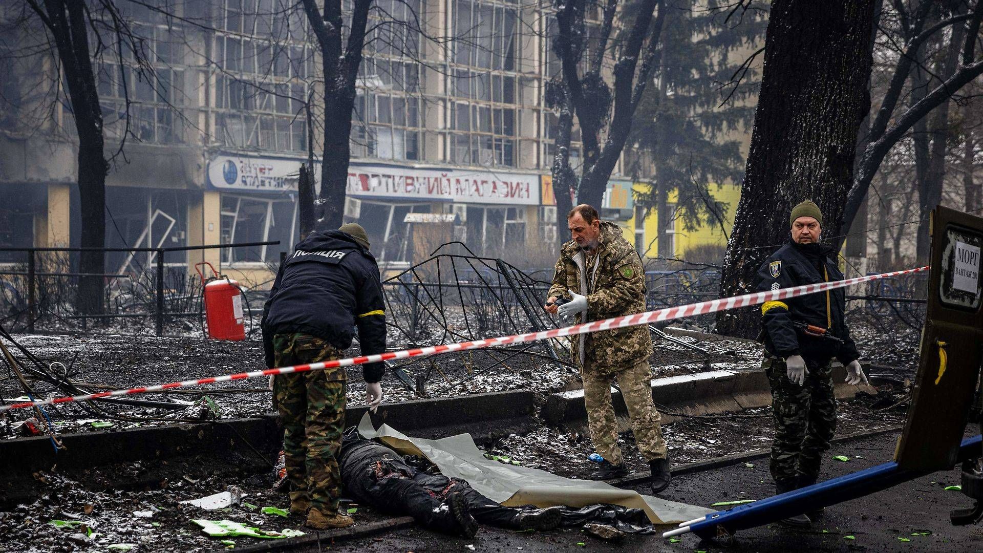 Police officers remove the body of a passerby killed in yesterday's airstrike that hit Kyiv's main television tower in Kyiv on March 2, 2022. | Photo: Dimitar Dilkoff/AFP/Ritzau Scanpix