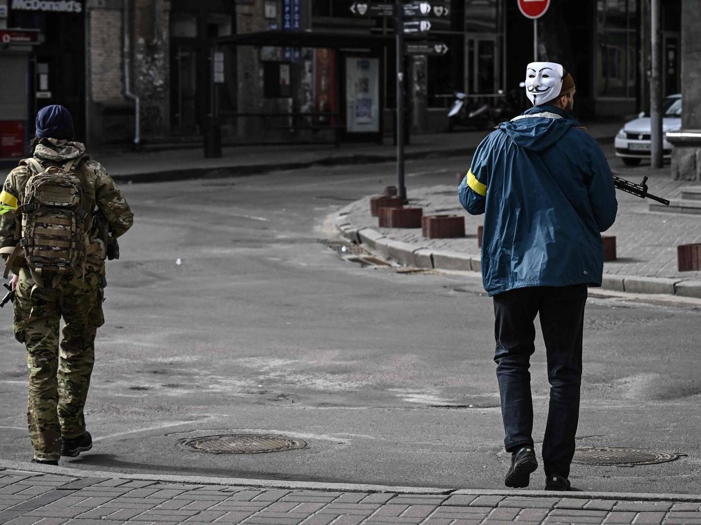 En ukrainsk soldat patruljerer i Kyiv iført en Guy Fawkes-maske, som ligeledes er kendetegnet for hackerbevægelsen Anonymous. | Foto: ARIS MESSINIS/AFP / AFP