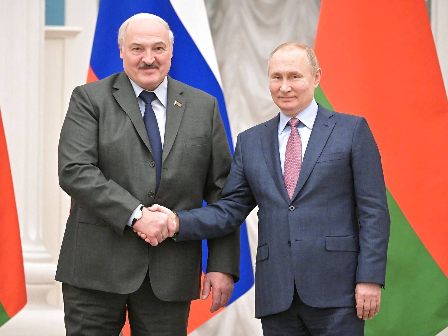 Aleksandr Lukasjenko og Vladimir Putin. Nu vil EU også sætte tommelskruerne på Hvideruslands præsident.