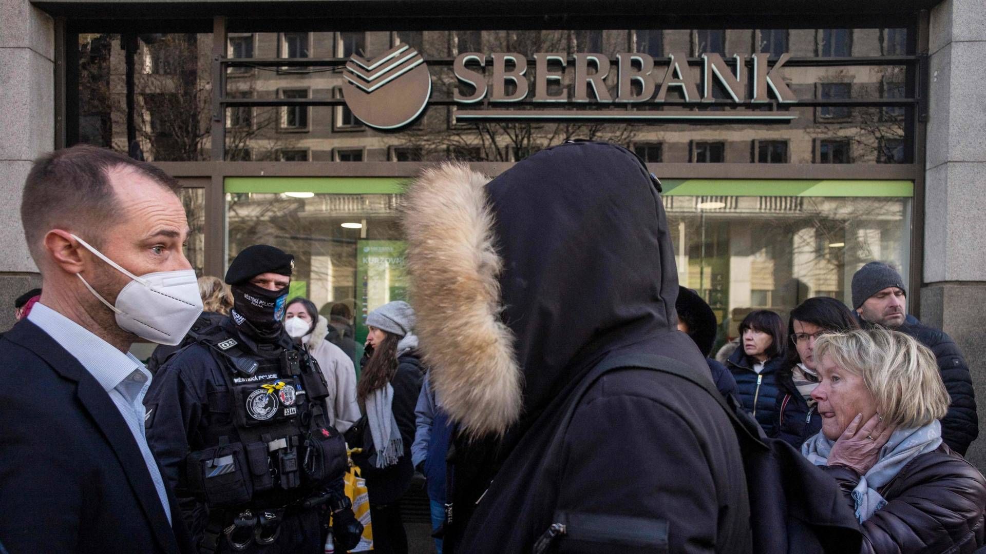 Folk i kø utenfor den russiske Sberbank-banken. | Foto: MICHAL CIZEK/AFP / AFP