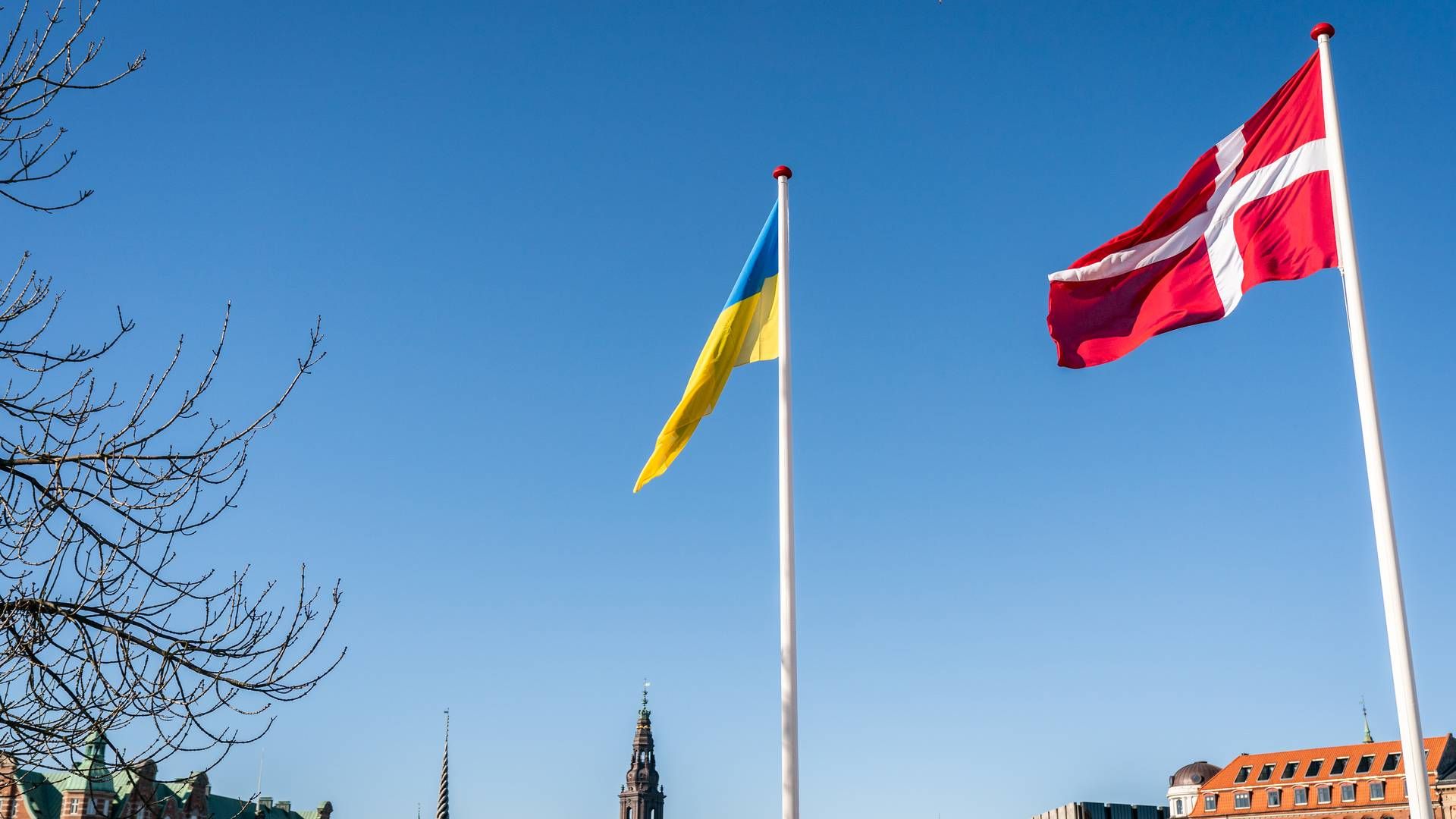 Det ukrainske flag vajer foran Udenrigsministeriet i København torsdag den 3. marts for at gøre opmærksom på de mange, der er flygtet ud af Ukraine. | Foto: Ida Marie Odgaard