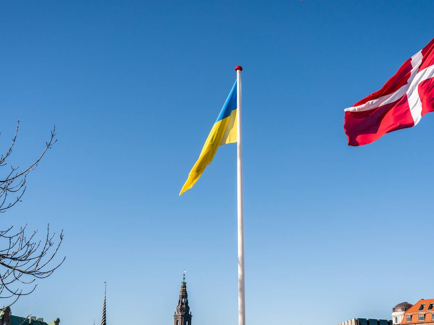 Det ukrainske flag vajer foran Udenrigsministeriet i København torsdag den 3. marts for at gøre opmærksom på de mange, der er flygtet ud af Ukraine. | Foto: Ida Marie Odgaard