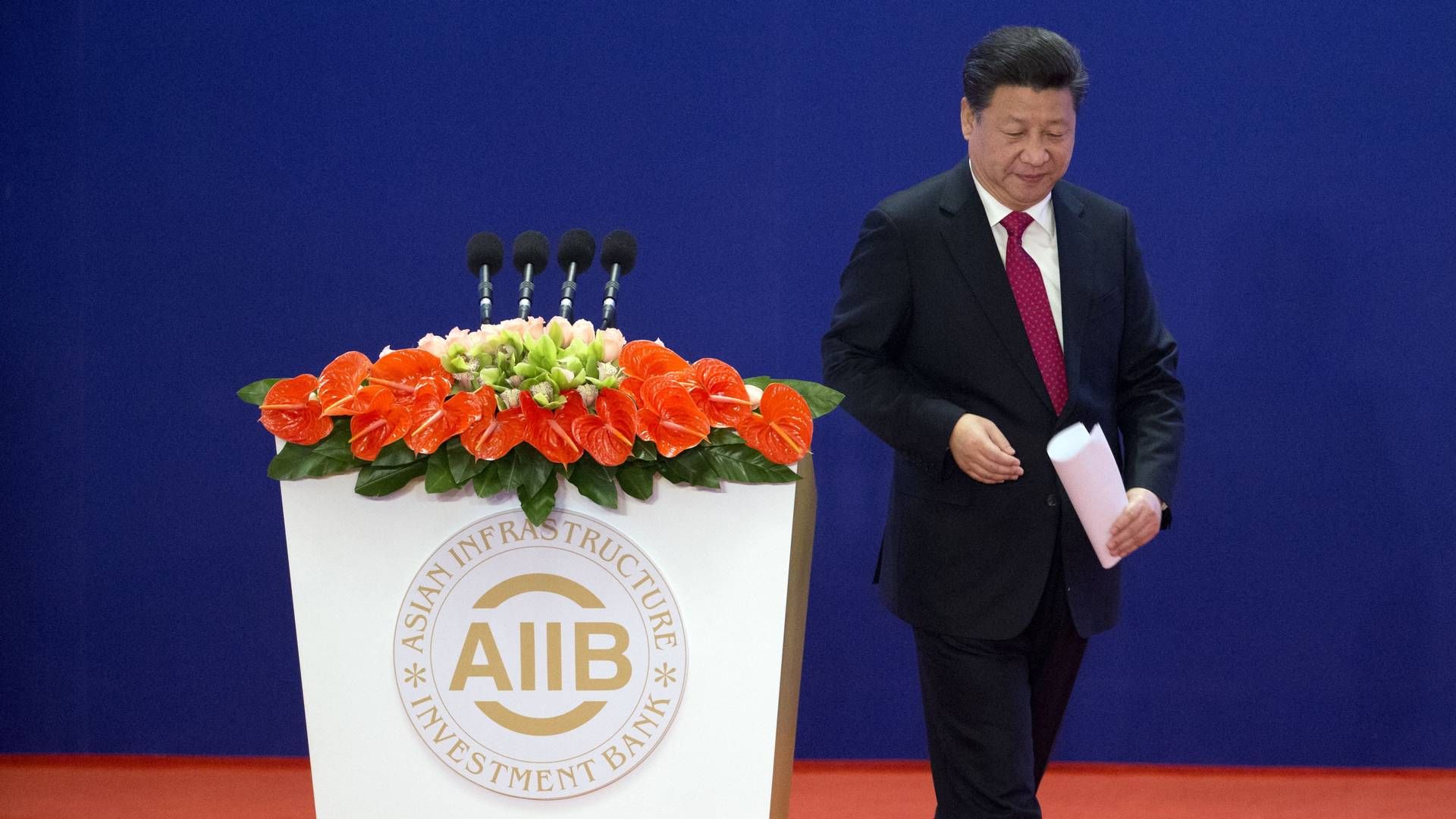 Kinas president Xi Jinping forlater podiet etter å ha talt under åpningsseremonien til Asian Infrastructure Investment Bank (AIIB) i 2016. | Foto: Mark Schiefelbein / AP
