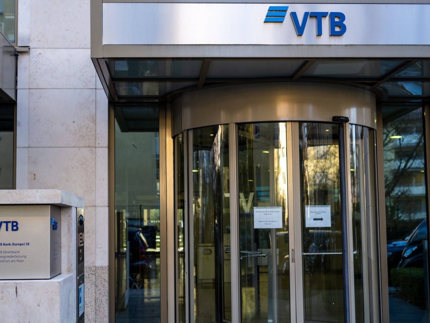 Der Sitz der VTB Bank Europe in Frankfurt. | Foto: picture alliance / EPA | CONSTANTIN ZINN