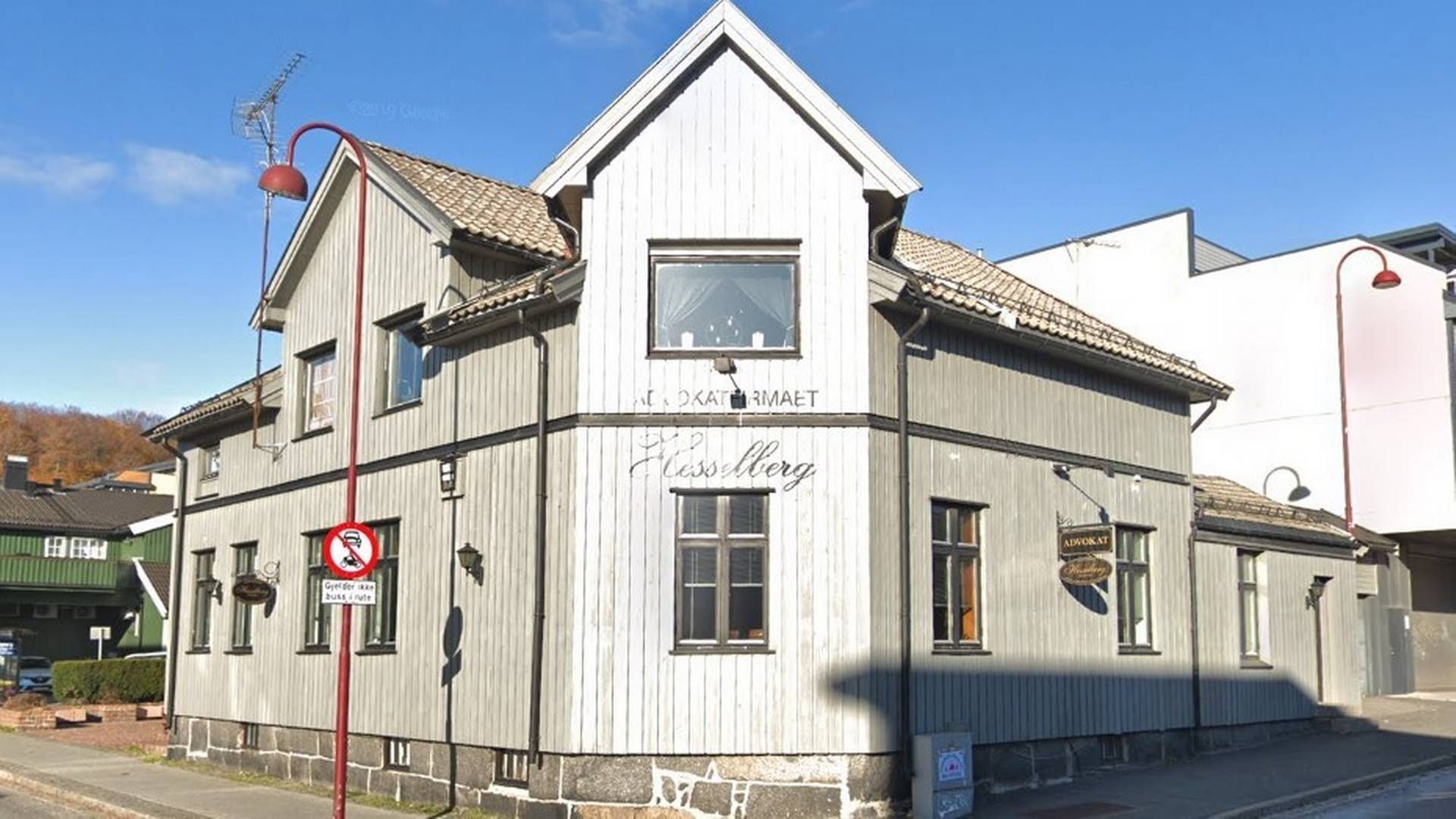 Advokatfirmaet har adresse i Jegersborggata i Larvik. | Foto: Google Street View