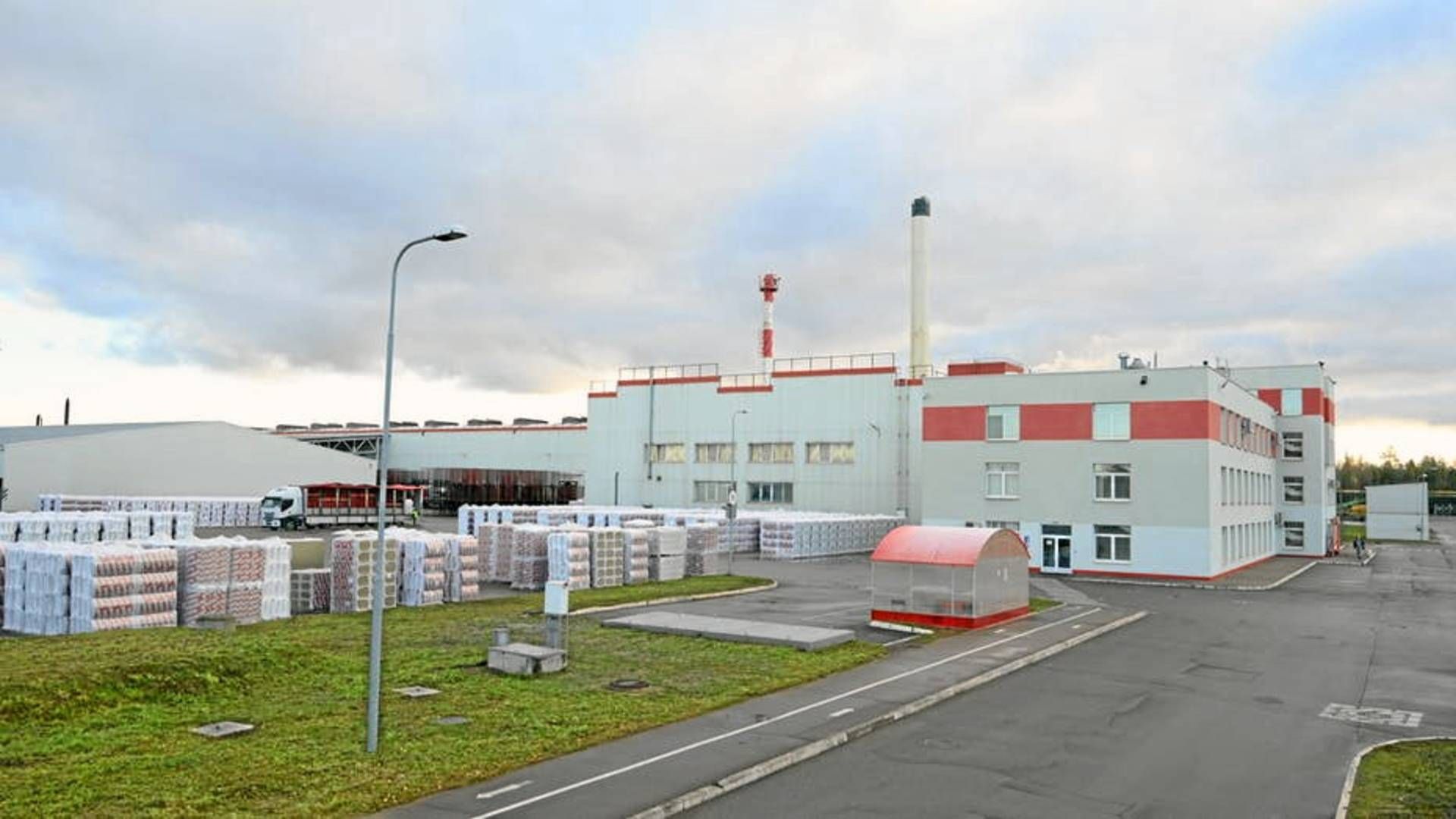 Rockwool, er blandt de virksomheder, der kan blive ramt af russiskie modsvar på internationale sanktioner mod Rusland. På billedet ses en Rockwool-fabrik i byen Vyborg mellem Skt. Petersborg og den finsk-russiske grænse. | Foto: Rockwool