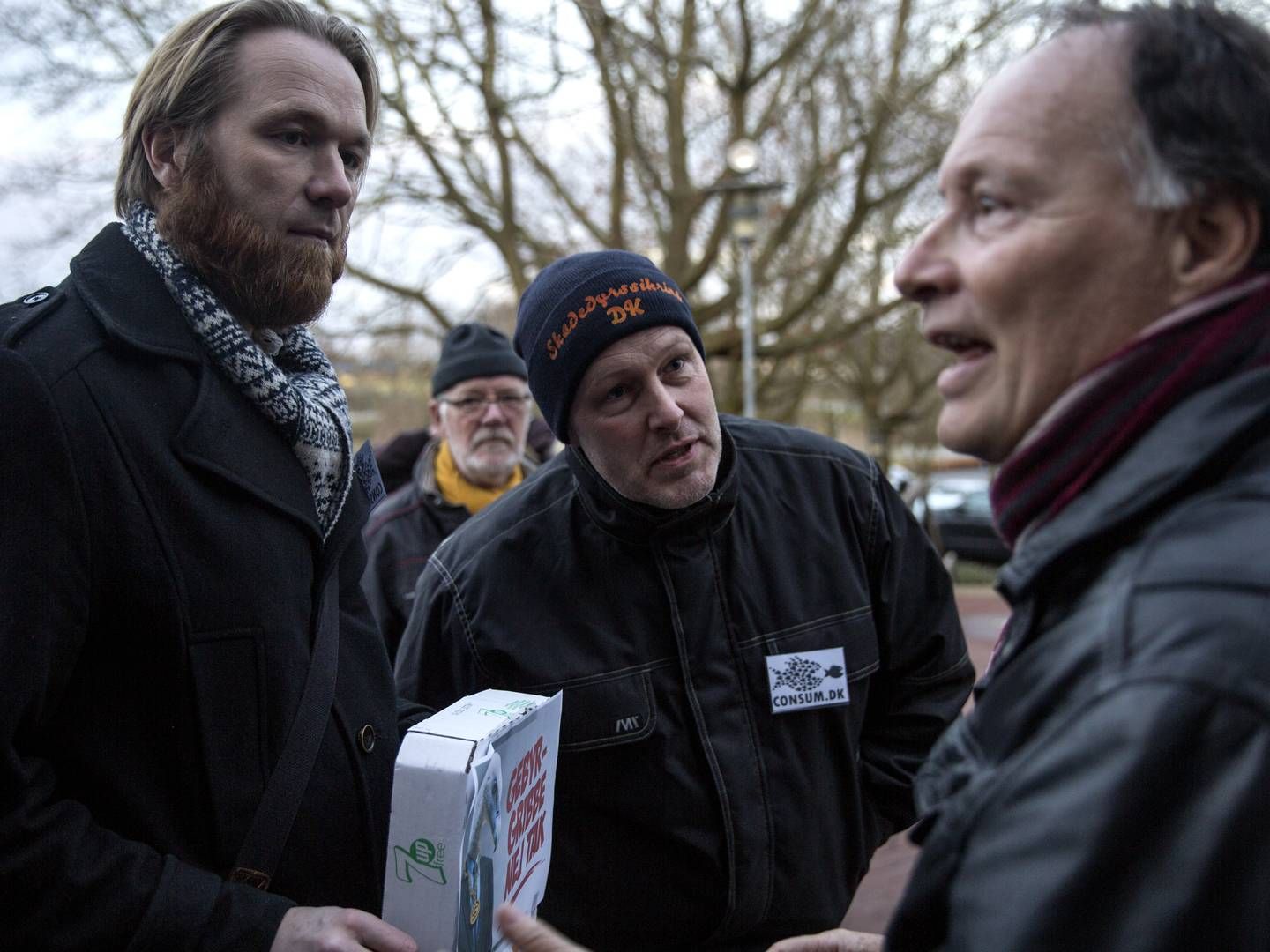 Michael Demsitz (th.) er indstillet til at blive ny formand i Forenet Kredit. Billedet stammer fra 2016, hvor han diskuterer med stifteren af protestbevægelsen Fair Bidragssats, Chresten Ibsen. | Foto: Ivan Boll