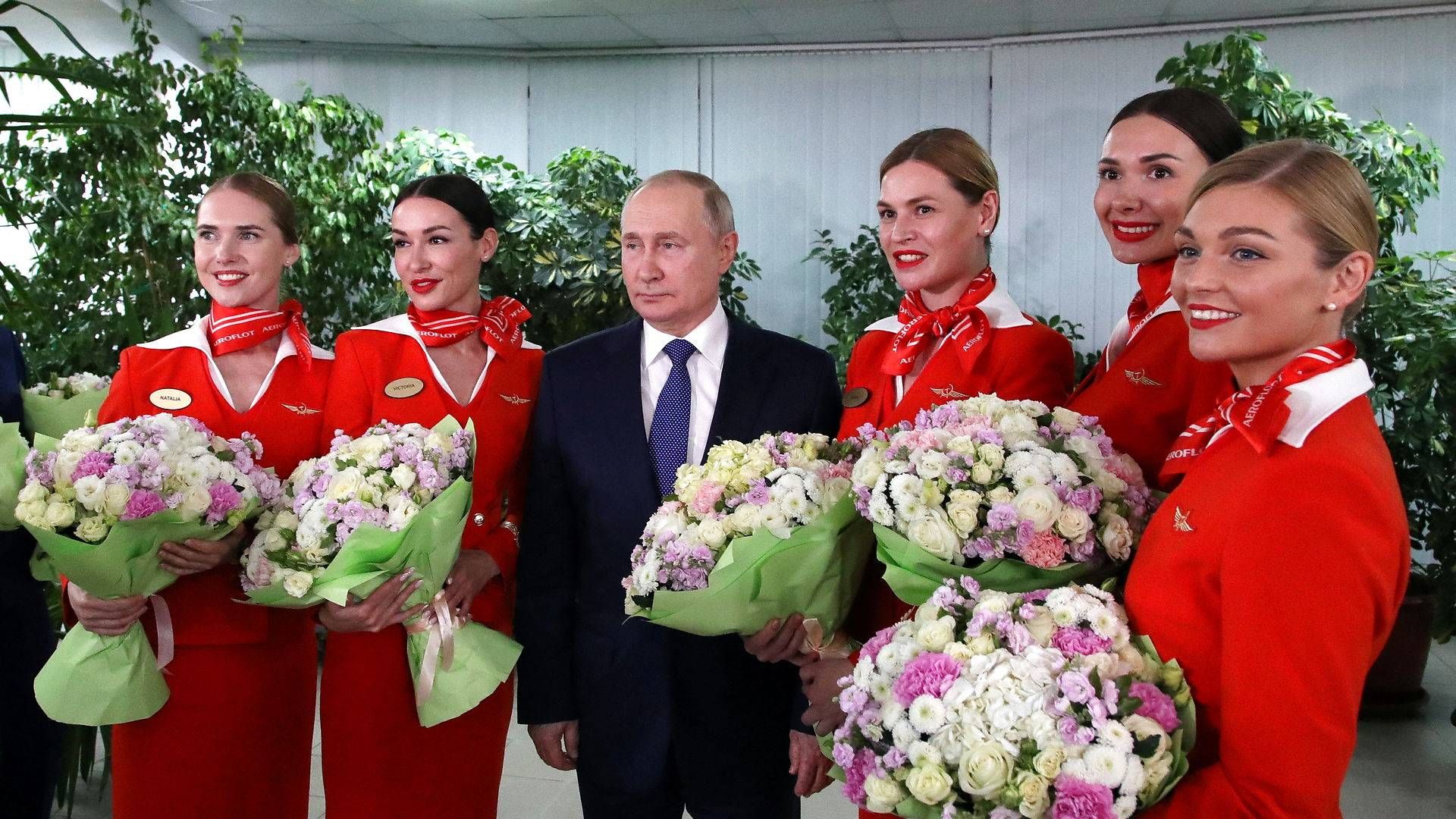 Under et besøg på luftfartsskole med uddannelse af bl.a. stewardesser var advarede den russiske præsident Putin om mulige konsekvenser, hvis der er lande, der indfører flyveforbud over Ukraine. | Foto: Sputnik/Reuters/Ritzau Scanpix