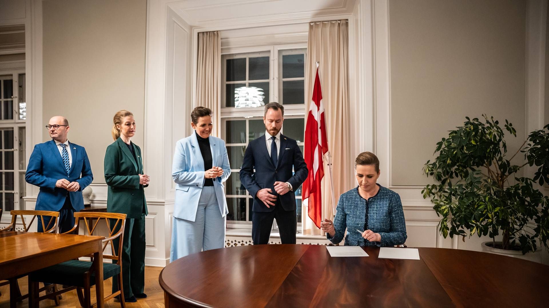 Statsminister Mette Frederiksen og lederne af Venstre, De Konservative, SF og De Radikale har søndag underskrevet en aftale om dansk sikkerhedspolitik, herunder at Danmark skal gøre sig uafhængig af russisk gas. | Foto: Emil Helms