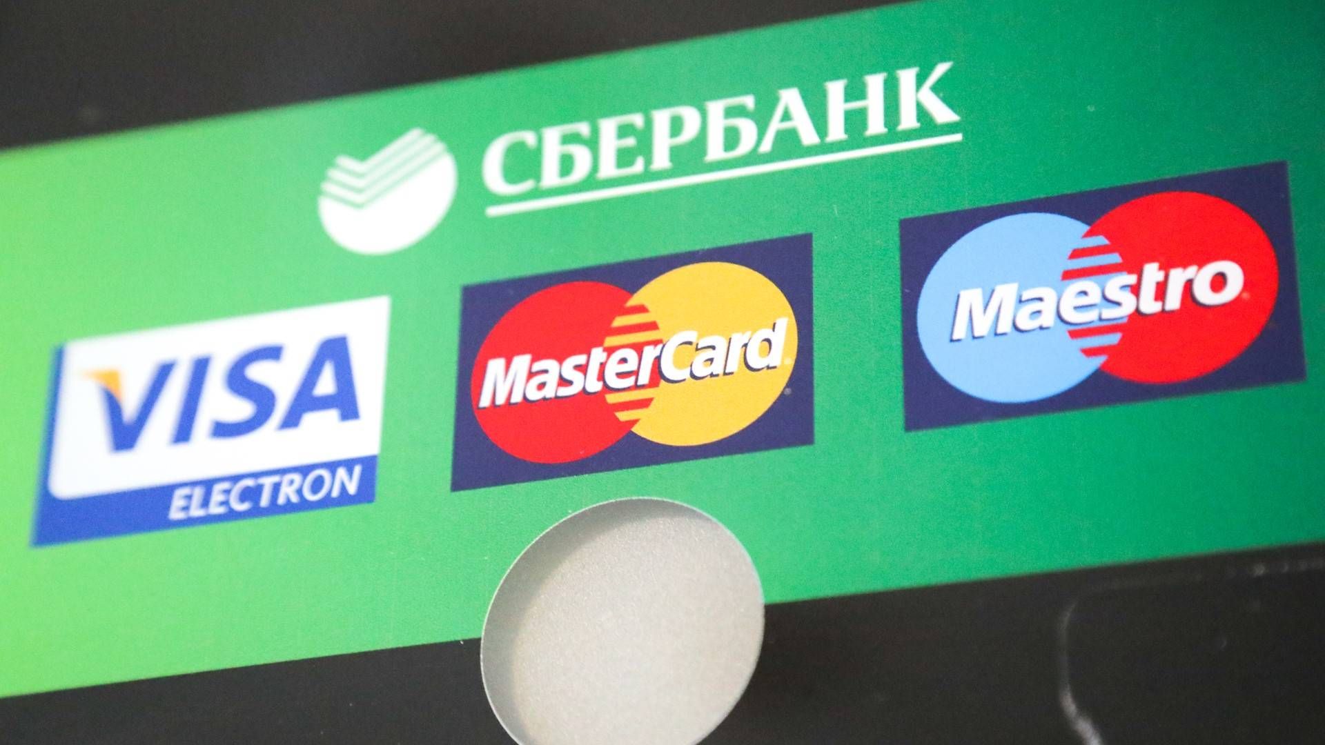 Die Logos von Visa und Mastercard an einem Geldautomaten der russischen Sberbank. | Foto: picture alliance/dpa | Igor Russak