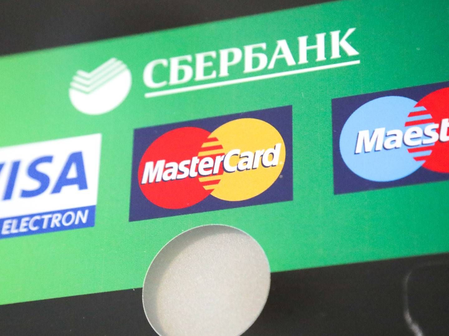 Die Logos von Visa und Mastercard an einem Geldautomaten der russischen Sberbank. | Foto: picture alliance/dpa | Igor Russak