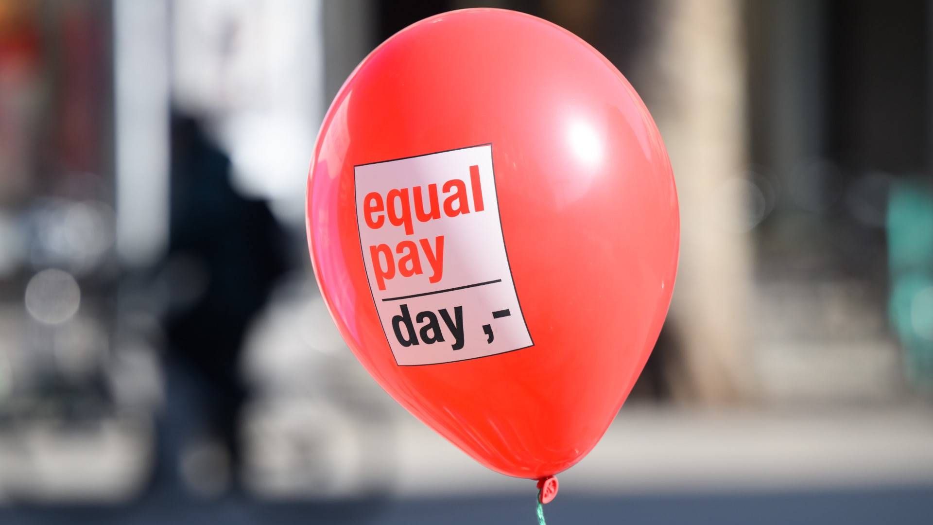 Ein Ballon mit Aufschrift "Equal Pay Day" - am Equal Pay Day, dem 7. März (Symbolbild) | Foto: picture alliance/dpa | Julian Stratenschulte