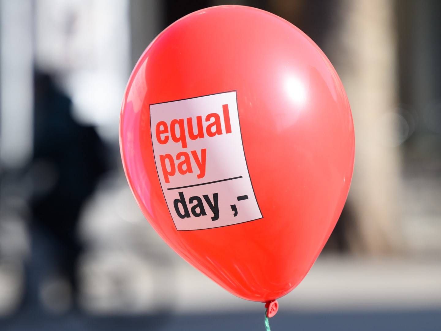 Ein Ballon mit Aufschrift "Equal Pay Day" - am Equal Pay Day, dem 7. März (Symbolbild) | Foto: picture alliance/dpa | Julian Stratenschulte