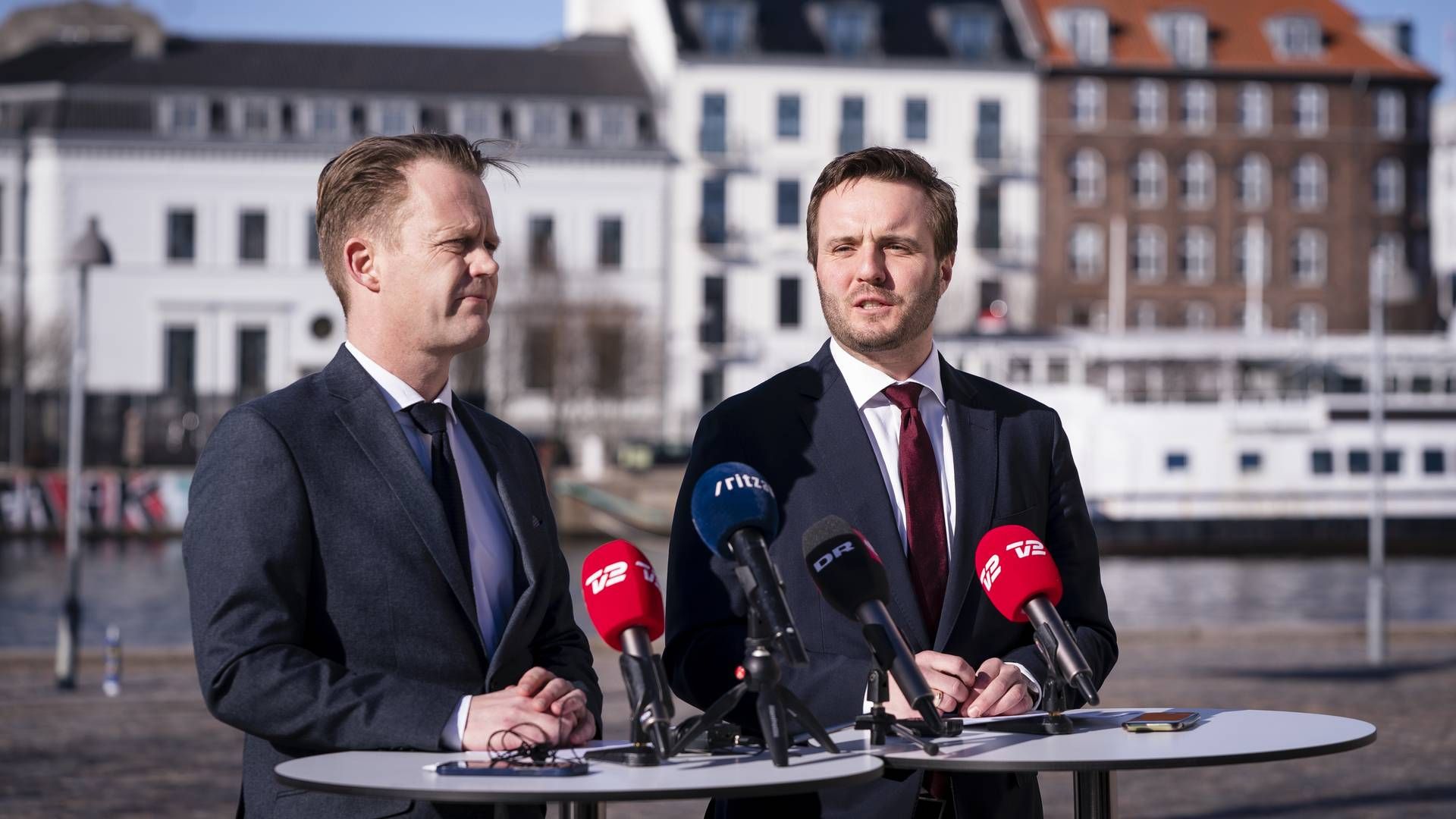 Udenrigsminister Jeppe Kofod (S) og erhvervsminister Simon Kollerup (S). | Foto: LISELOTTE SABROE