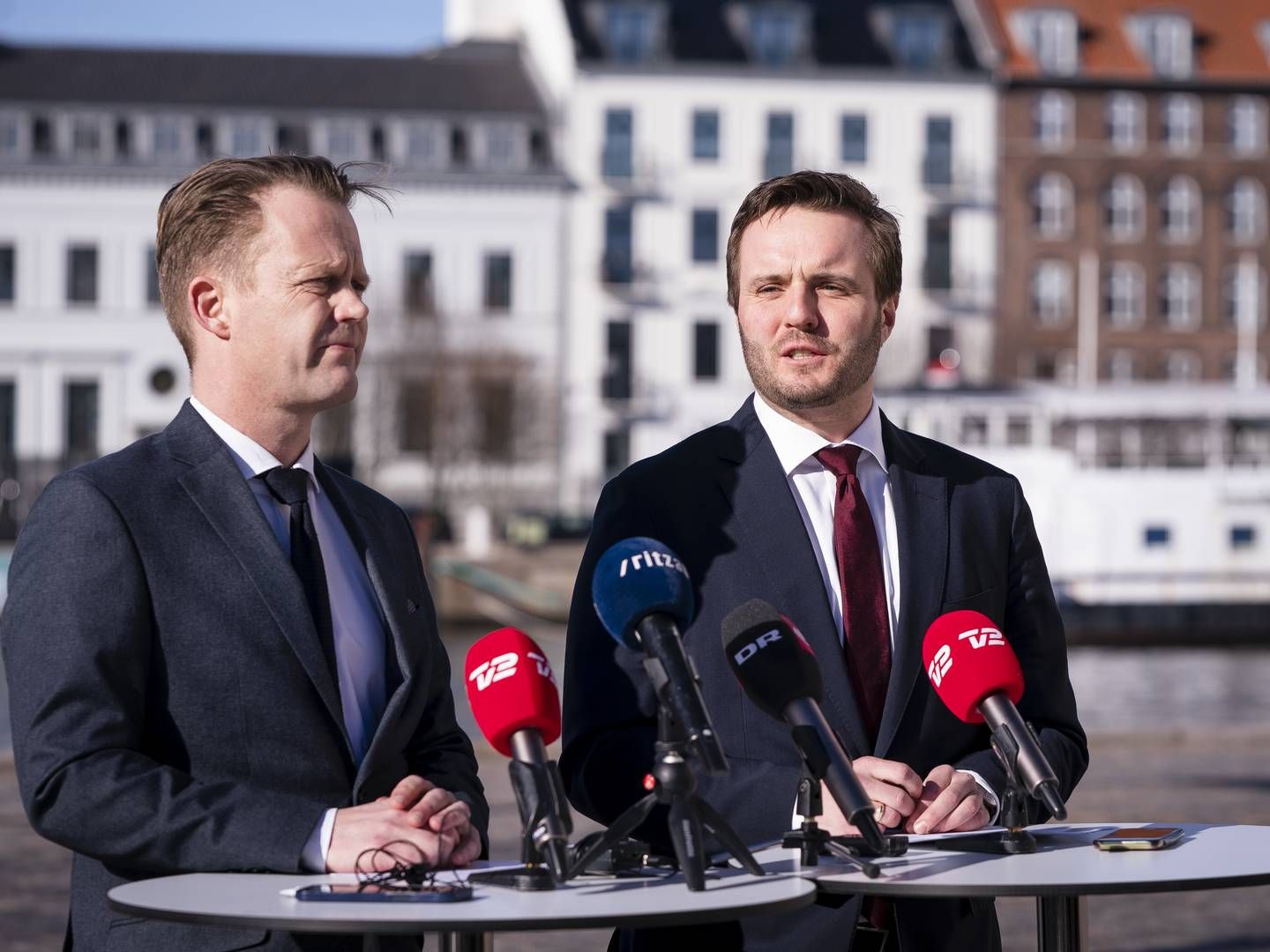 Udenrigsminister Jeppe Kofod (S) og erhvervsminister Simon Kollerup (S). | Foto: LISELOTTE SABROE