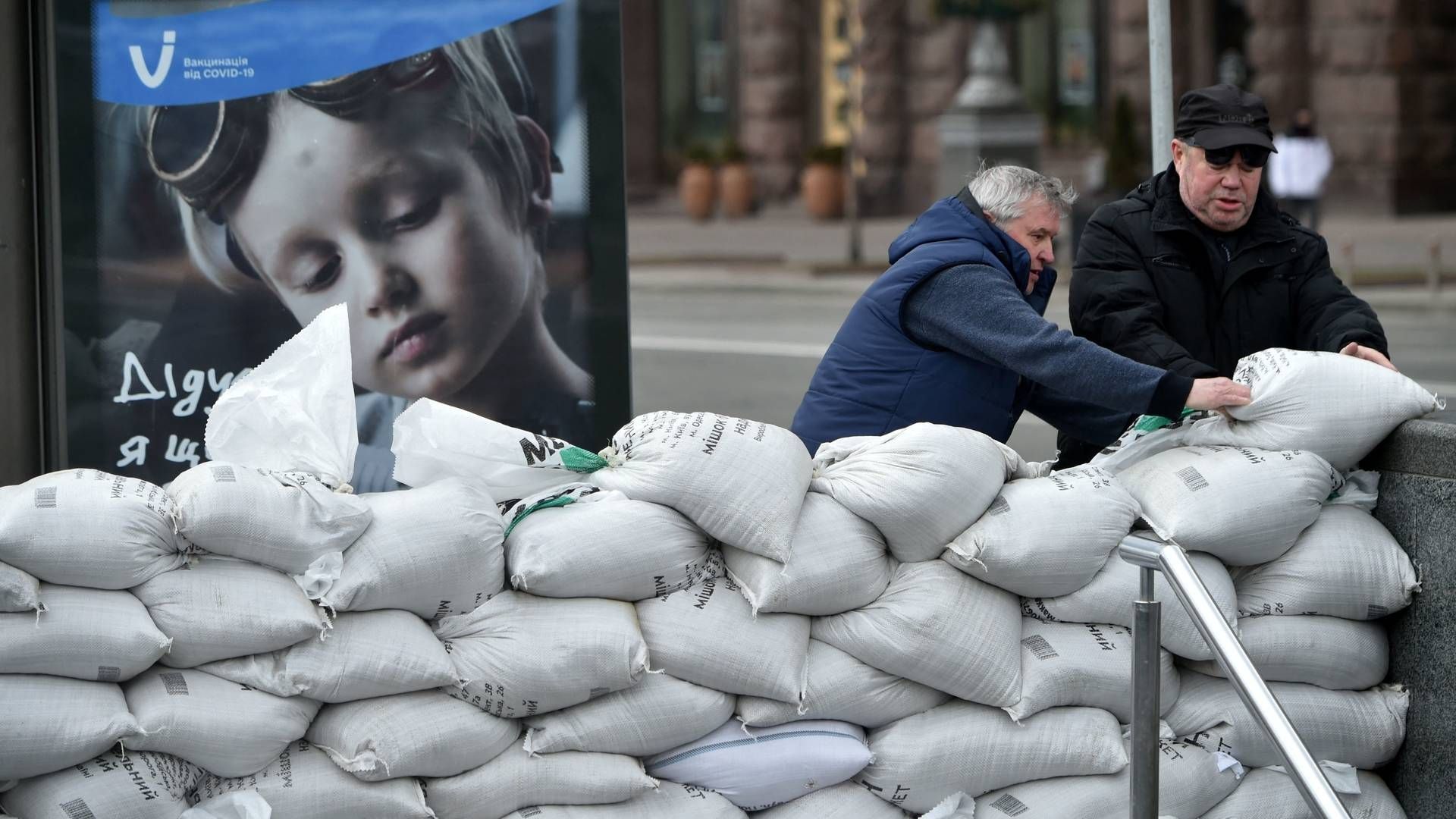 Ukrainere lægger sandsække ved indgangen til metroen i Kyiv. | Foto: SERGEI SUPINSKY/AFP / AFP