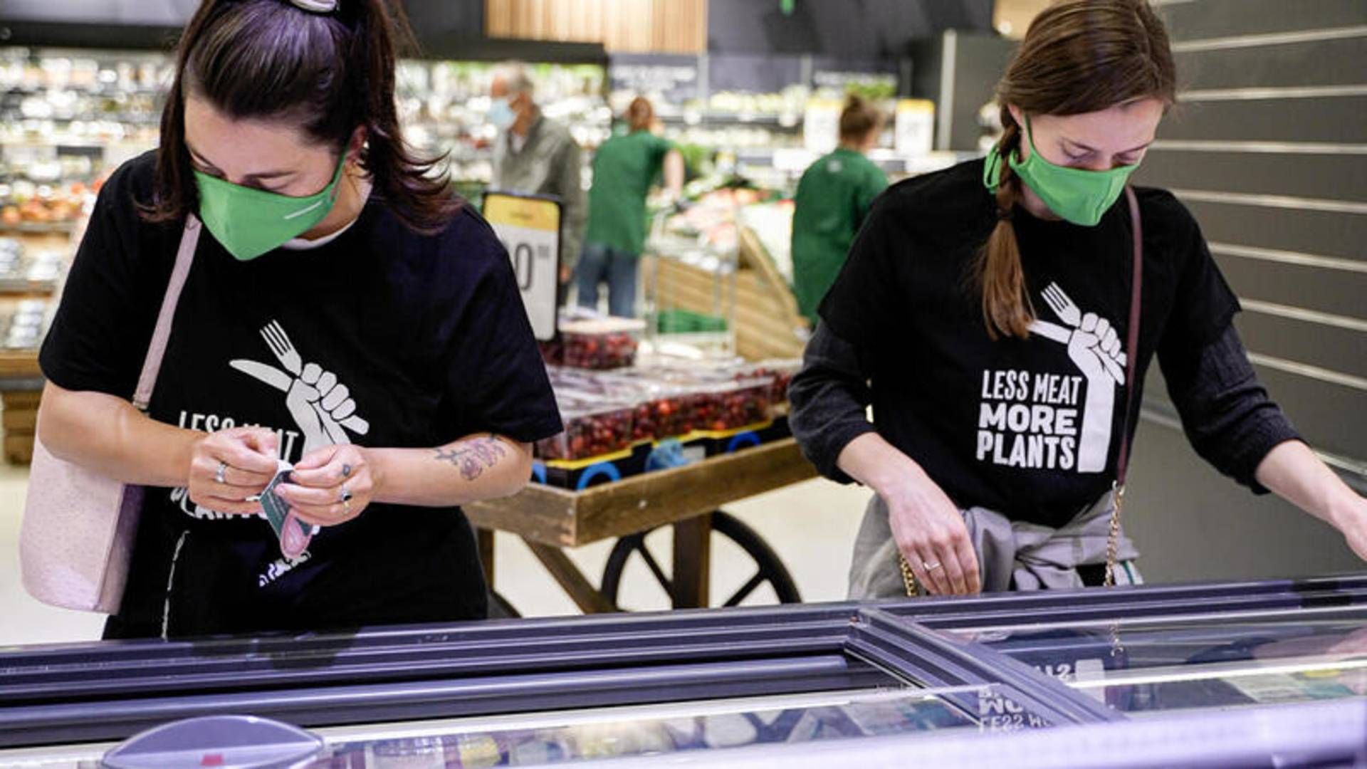 Greenpeace-aktivister satte sidste år greenwashing-mærker på svinekød fra Danish Crown i en række danske supermarkeder. | Foto: PR/Greenpeace