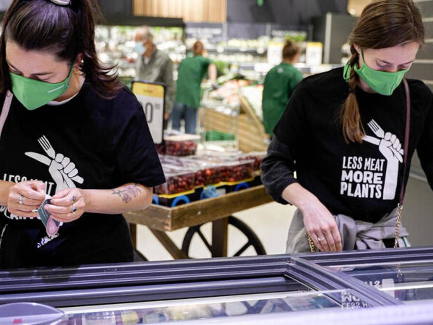 Greenpeace-aktivister satte sidste år greenwashing-mærker på svinekød fra Danish Crown i en række danske supermarkeder. | Foto: PR/Greenpeace