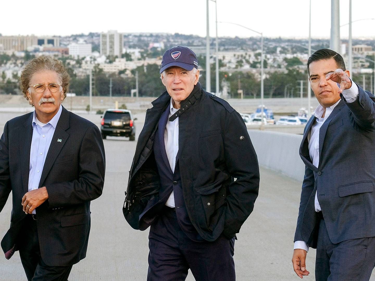 Havnedirektør Mario Cordero (t.v.) med præsident Job Biden under dennes valgkamp og Long Beach's borgmester, Robert Garcia (t.h.) | Foto: Ringo H.w. Chiu/AP/Ritzau Scanpix