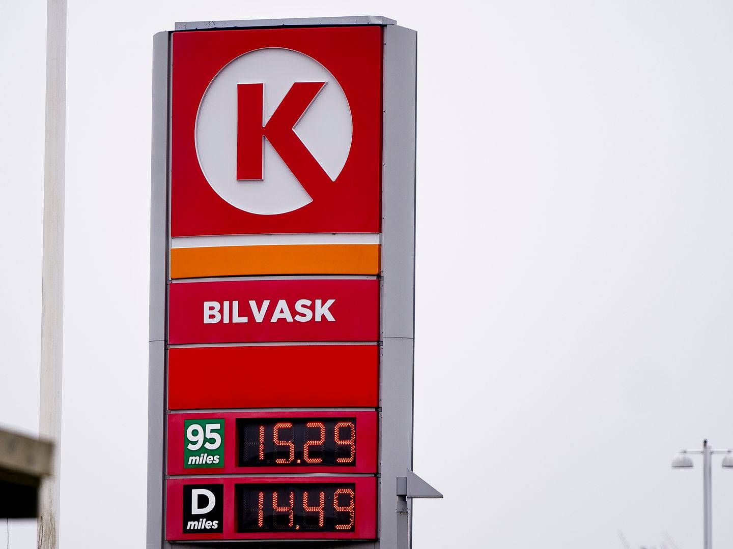 En stander viser brændstofpriserne tirsdag den 8. marts. Siden er priserne steget yderligere. | Foto: Liselotte Sabroe/Ritzau Scanpix