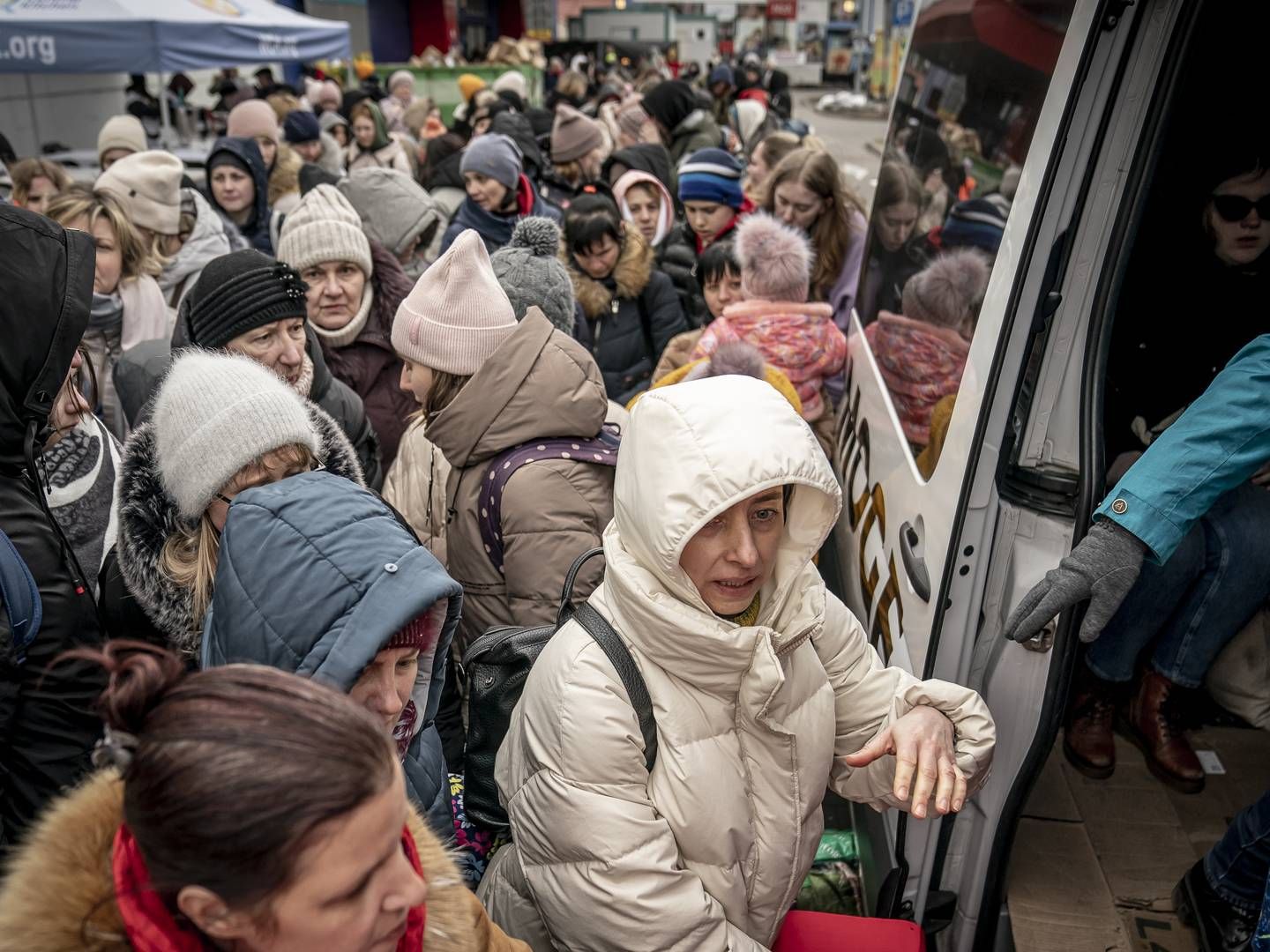 Ukrainske flygtninge ved den polsk-ukrainske grænse. De venter den 8. marts på at blive videretransporteret (har dog ikke noget med HHLA at gøre). | Foto: Mads Claus Rasmussen