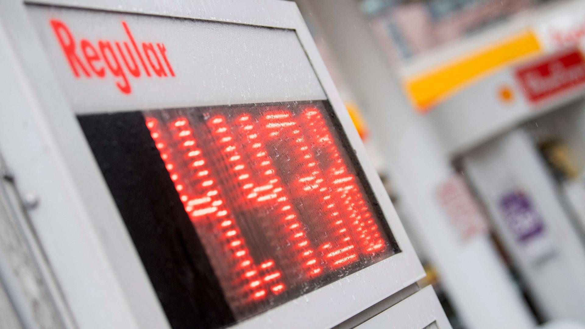 Den høje oliepris påvirker bl.a. benzinprisen, der i denne uge ramte efter amerikanske standarder uhørt høje 4,25 dollar per gallon i gennemsnit. | Foto: Stefani Reynolds/AFP / AFP