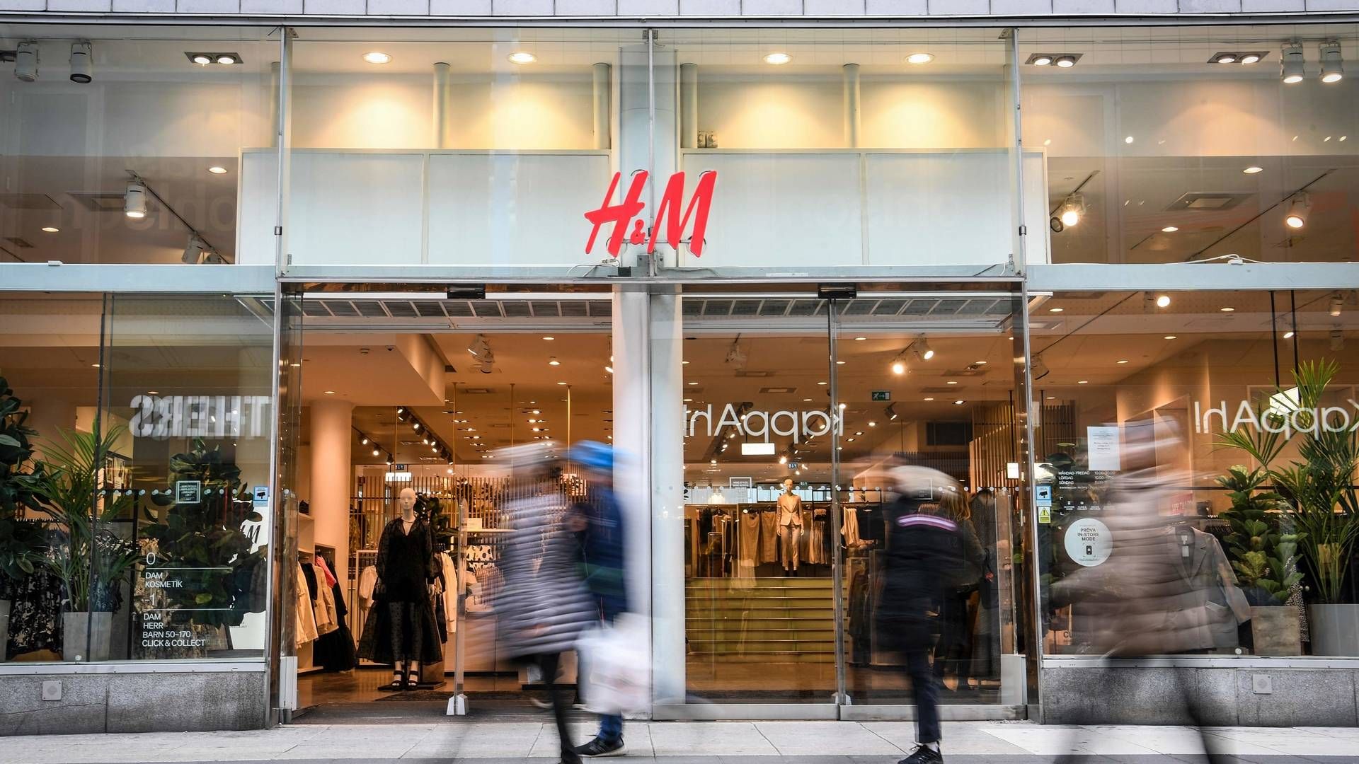 H&M i Danmark var ligesom andre store dele af detaillivet ramt hårdt under tvangslukningerne af butikslivet i 2020. Her faldt H&M's omsætning og resultat på bundlinjen betragteligt. H&M Danmark har endnu ikke offentliggjort årsregnskab for 2021. | Foto: Fredrik Sandberg/AFP