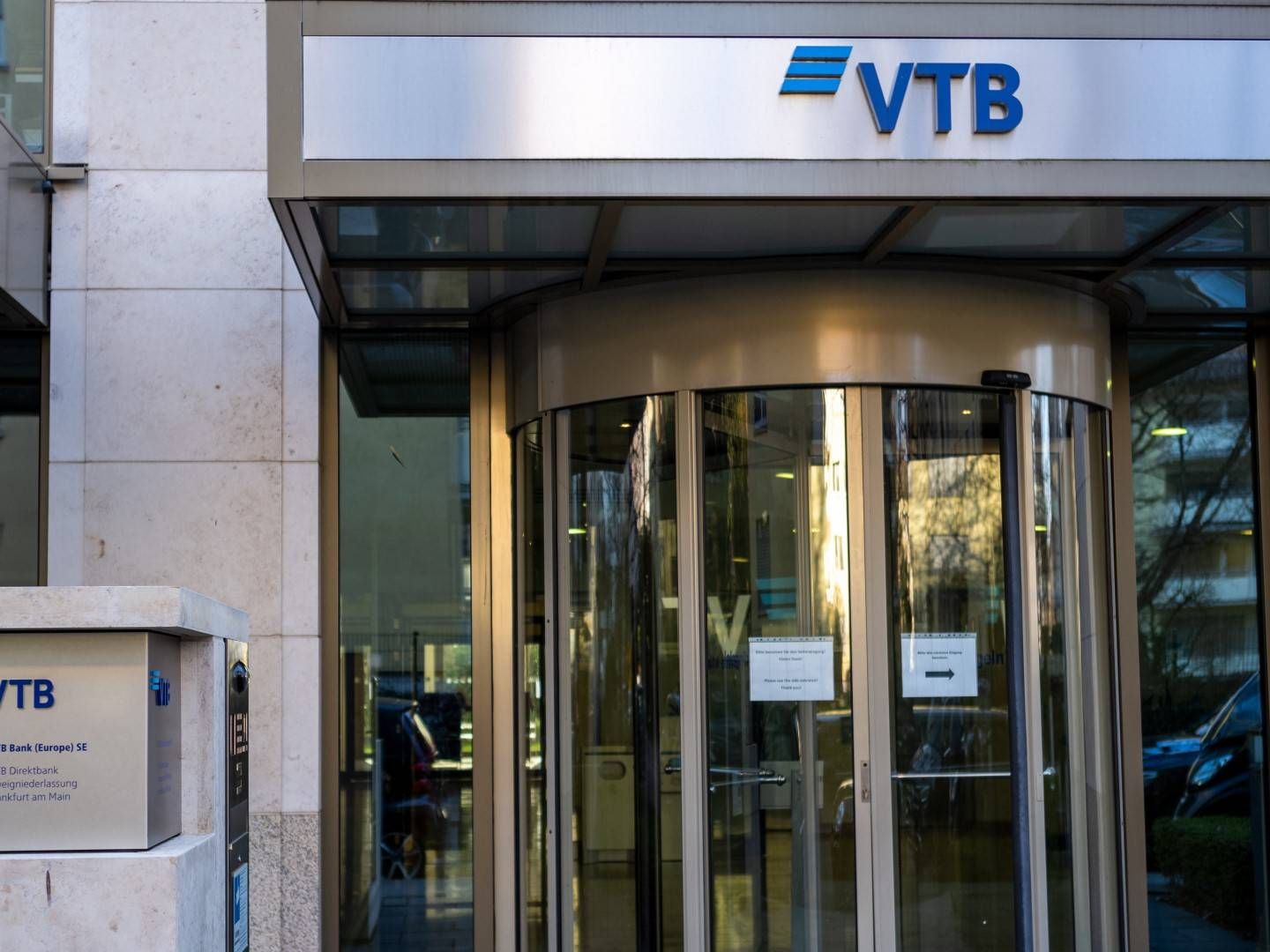 Der Eingang zur VTB Bank Europe in Frankfurt. | Foto: picture alliance / EPA | CONSTANTIN ZINN