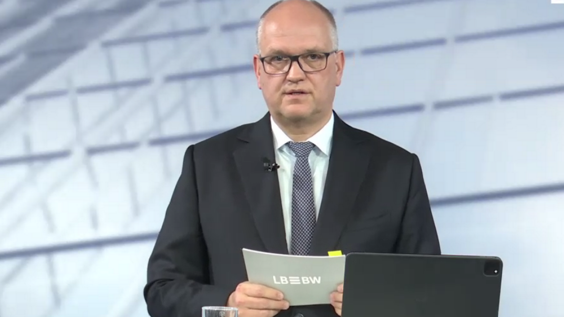 Rainer Neske, Vorstandsvorsitzender der LBBW auf der Jahrespressekonferenz. | Foto: Screenshot FinanzBusiness