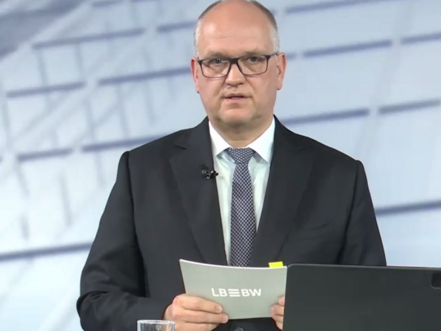 Rainer Neske, Vorstandsvorsitzender der LBBW auf der Jahrespressekonferenz. | Foto: Screenshot FinanzBusiness