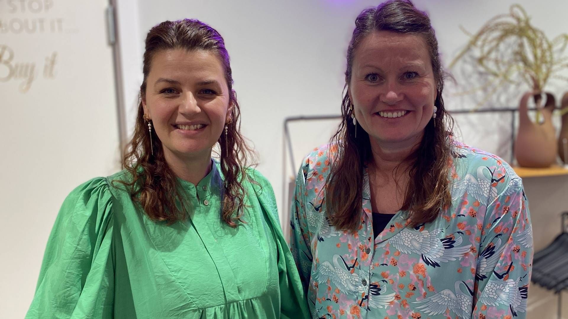 Anja Hjorth Pedersen (tv.) og Susanne Sørensen ejer i fællesskab damemodeforretningen Snoir i Rønne. | Foto: sNoir/PR