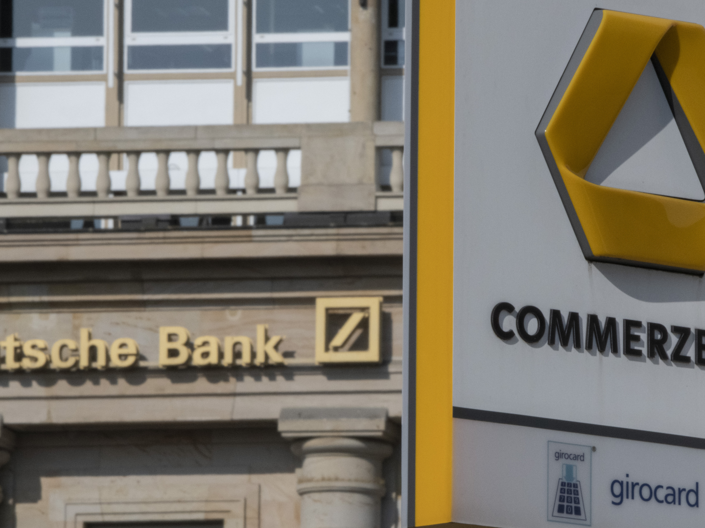 Schriftzüge von Commerzbank und Deutscher Bank (Symbolbild) | Foto: picture alliance/dpa | Boris Roessler