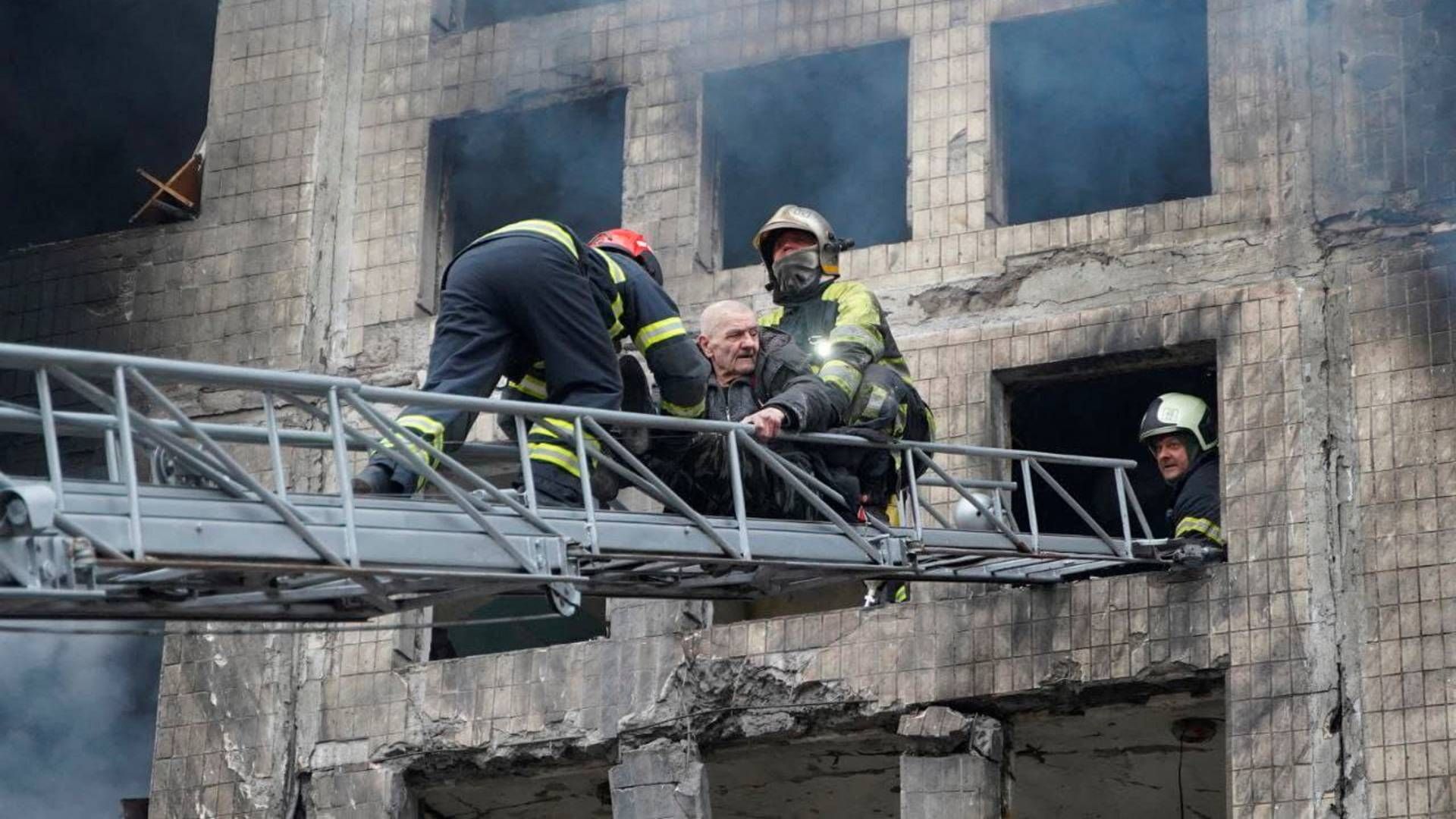 Hvis et nedslag rammer et laboratorium i Ukraine, frygter WHO, at farlige sygdomme slipper ud i det krigshærgede land. | Foto: STATE EMERGENCY SERVICE, UKRAINE/VIA REUTERS / X80001