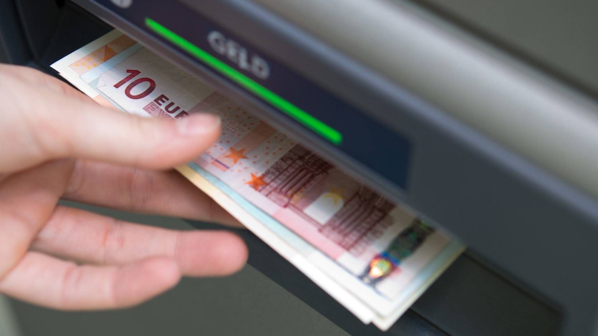 Bargeld am Geldautomat (Symbolbild) | Foto: picture alliance / Andrea Warnecke/dpa-tmn | Andrea Warnecke