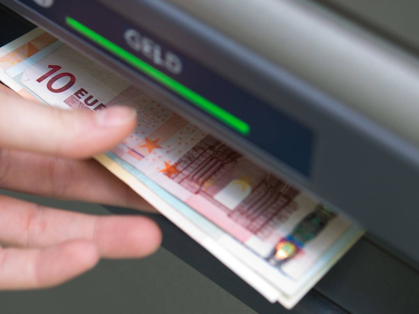 Bargeld am Geldautomat (Symbolbild) | Foto: picture alliance / Andrea Warnecke/dpa-tmn | Andrea Warnecke