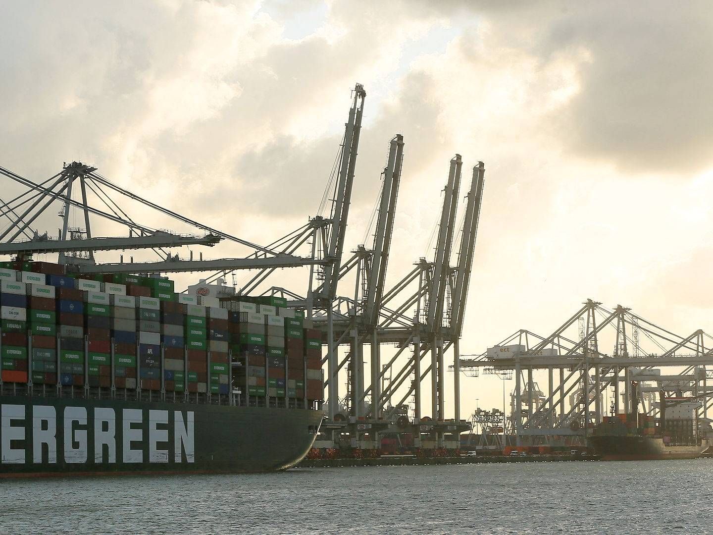 Containerskibet Ever Given, som i marts 2021 blokerede Suez-kanalen er i dok i Rotterdam havn i juli 2021. REUTERS/Eva Plevier/File Photo
