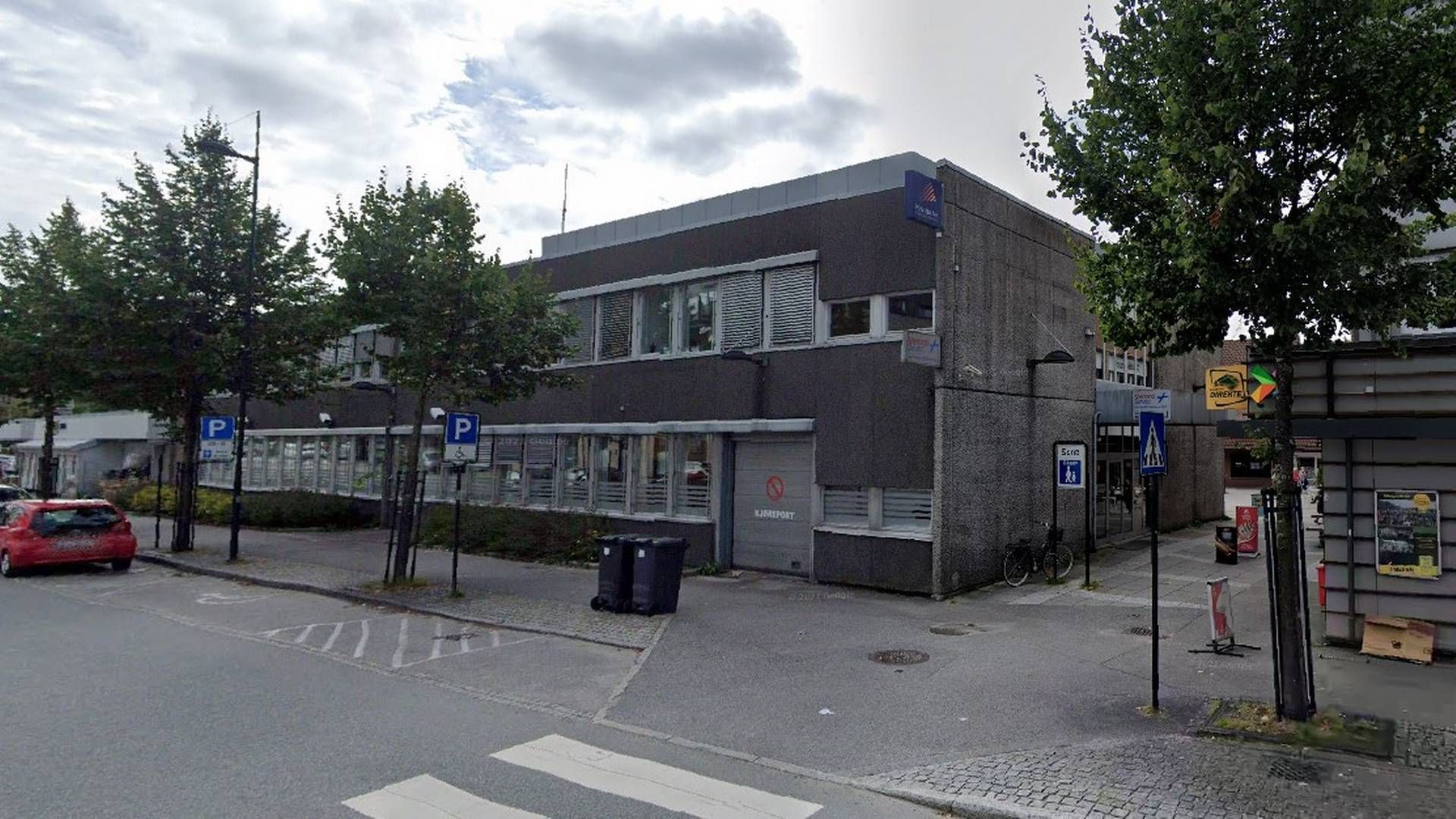 Sparebanken Sør har holdt til i dette bygget i Vennesla sentrum siden 1969 – til neste år flytter de. | Foto: Google maps