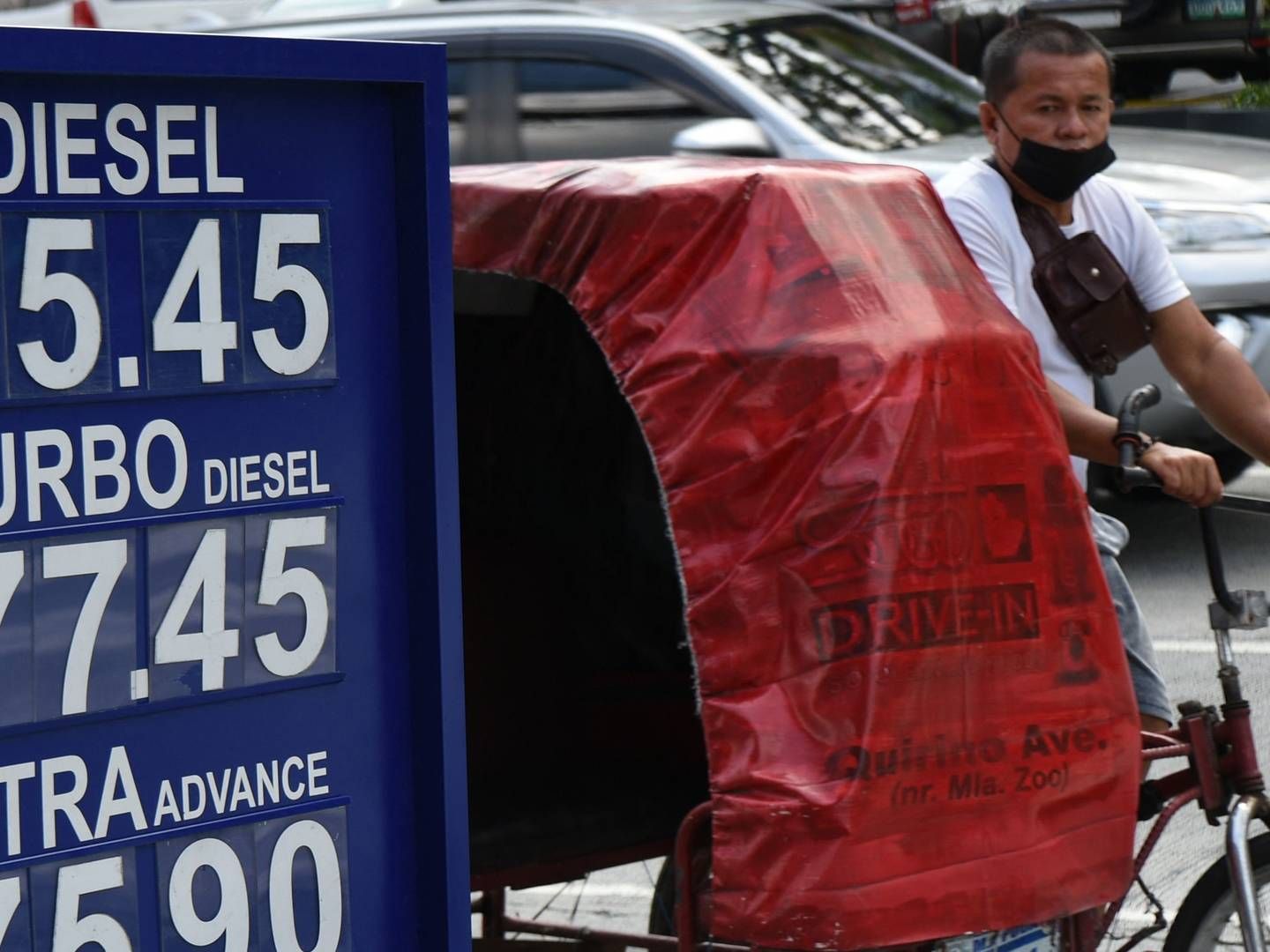 De høje oliepriser presser brændstofpriserne op verden over. Her ses priserne på en tankstation i Manila City, den 15. marts 2022. | Foto: TED ALJIBE/AFP / AFP
