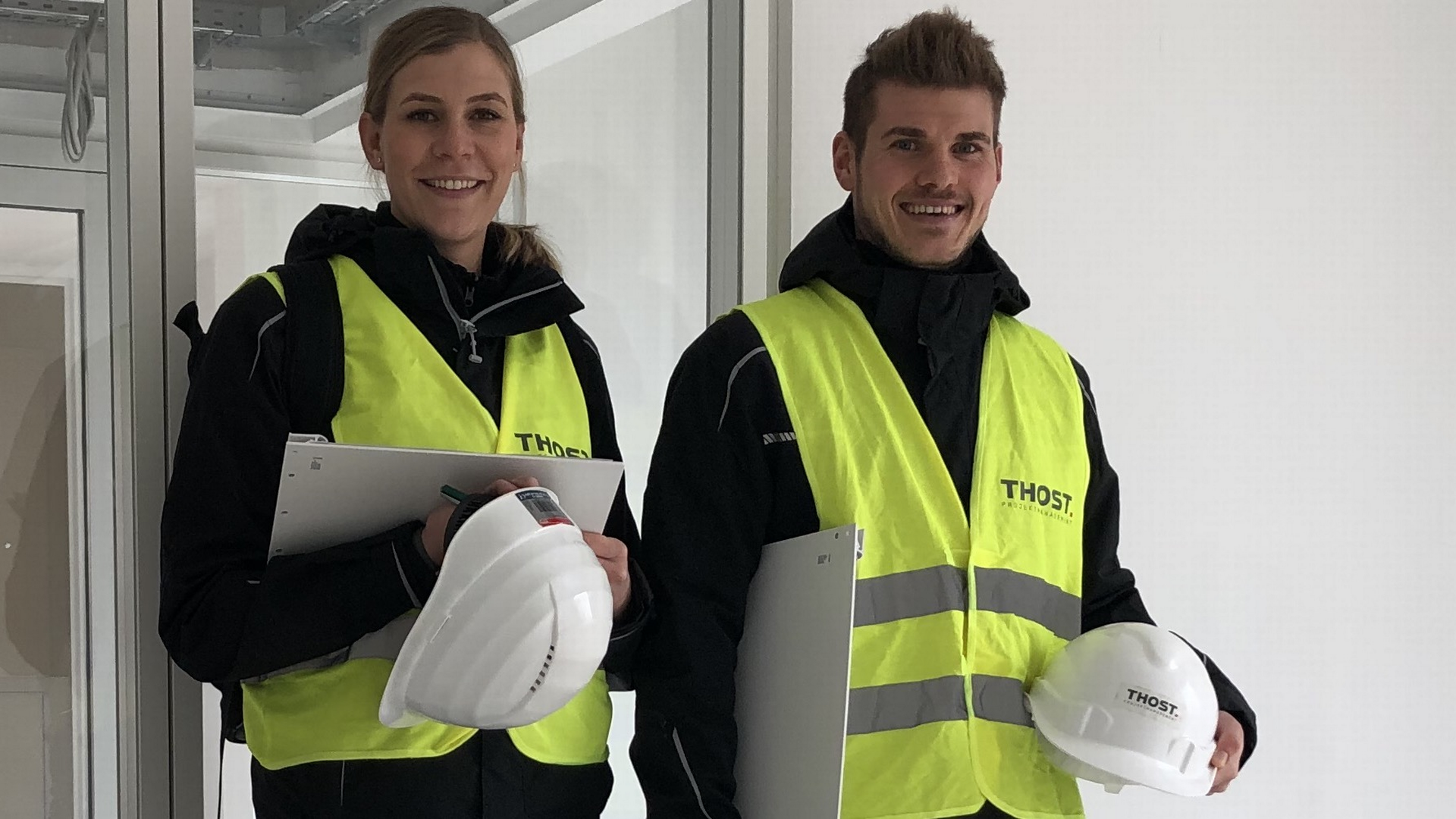 Lena Braunbeck und Lucas Pfeiffer bei der Besichtigung auf einer Baustelle. | Foto: © THOST Projektmanagement