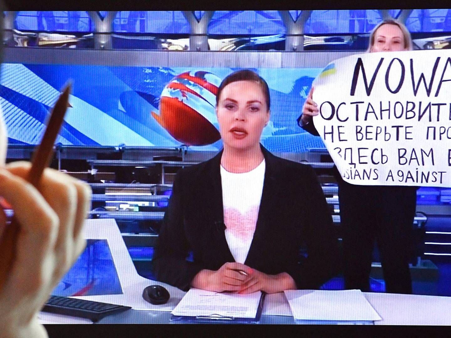 Marina Ovsjannikova holdt et skilt op med teksten "Nej til krig. Stop krigen. Tro ikke på propagandaen. De lyder for jer" under en direkte nyhedsudsendelse. | Foto: AFP/Ritzau Scanpix