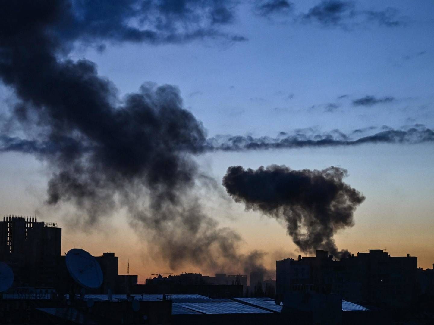 Røg over Kyiv efter russiske bombeangreb. | Foto: ARIS MESSINIS/AFP / AFP