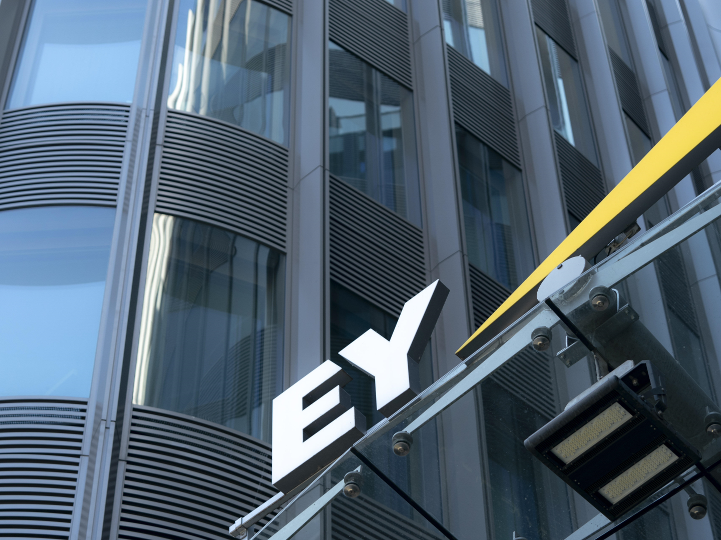 Logo von EY (Symbolfoto) | Foto: picture alliance / Flashpic | Jens Krick