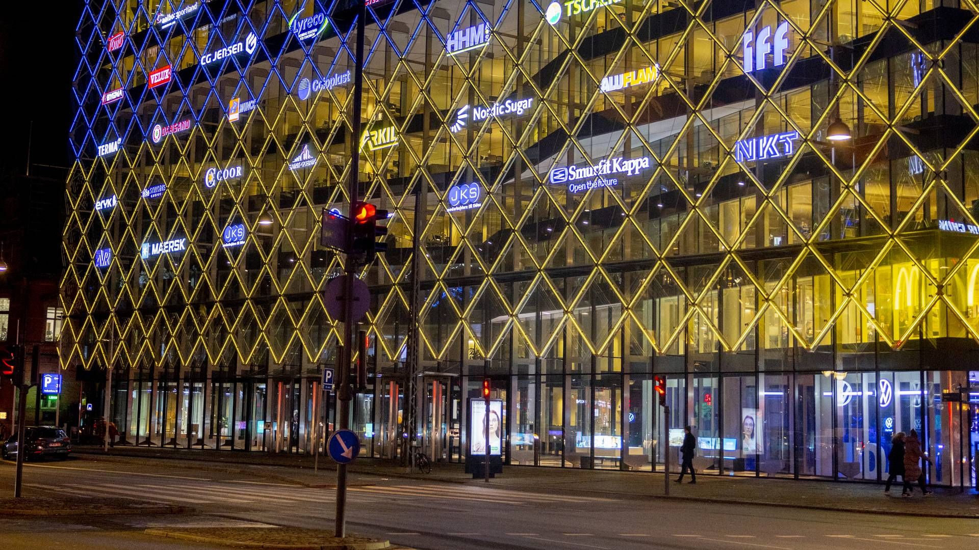 DI's hovedkvarter oplyst af de ukrainske gule og blå farver. | Foto: Mads Nissen