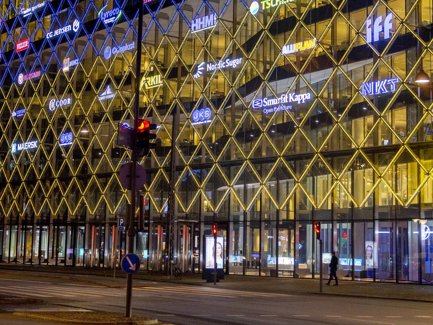 DI's hovedkvarter oplyst af de ukrainske gule og blå farver. | Foto: Mads Nissen