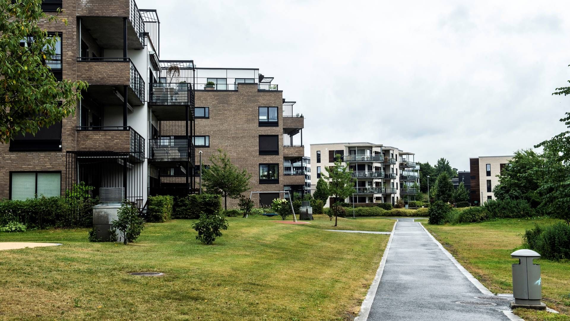 I TAKET: Snittprisen for blokkleiligheter og småhus har gått opp med over 10 prosent på ett år. Her er et illustrasjonsbilde av et boligfelt med leiligheter ved Fornebu tatt i fjor sommer. | Foto: Annika Byrde, NTB