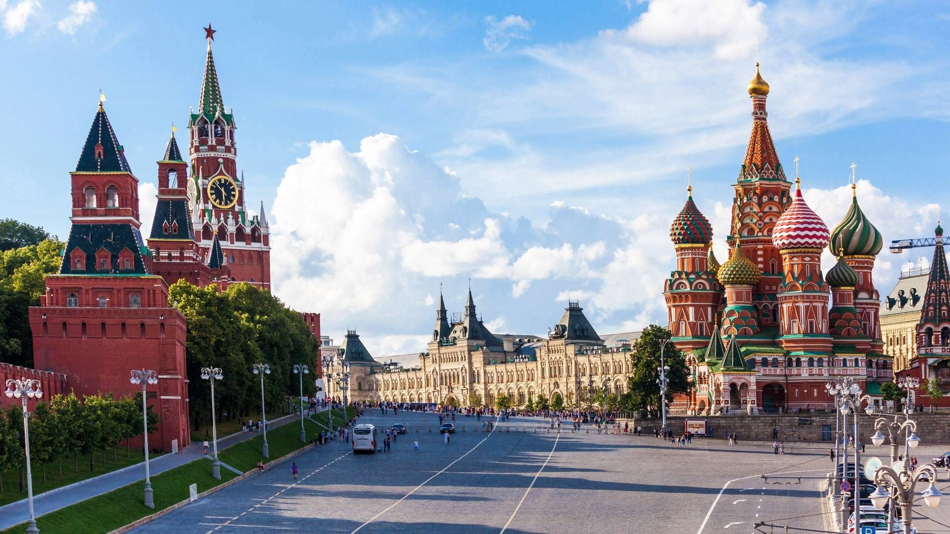 Roter Platz in Moskau mit Kreml (rechts) und der Basilikus-Kathedrale | Foto: picture alliance / pressefoto_korb | Micha Korb